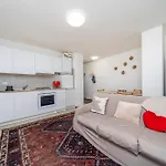 Guesthost - Cozy With Terrace - Apartamento *