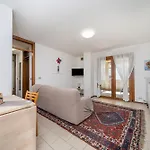 Guesthost - Cozy With Terrace - *
