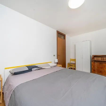 شقة Guesthost - Cozy With Terrace -