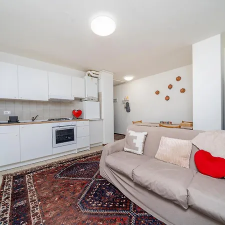Guesthost - Cozy With Terrace - Apartamento *