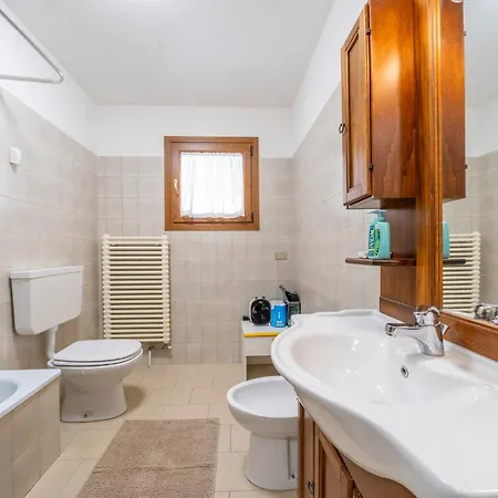 Guesthost - Cozy With Terrace - تارفيسيو