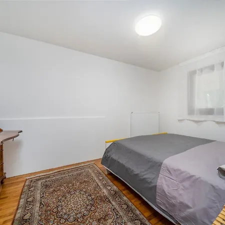 Guesthost - Cozy With Terrace - شقة تارفيسيو